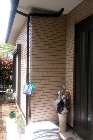 玄関周りは温かみのある風合いで明るい印象に変身しました。